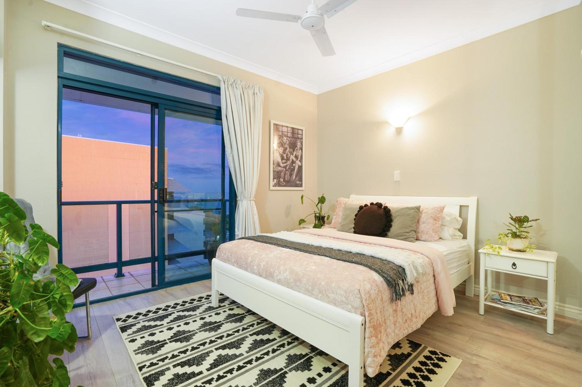 Retreat Floor Harbour Views Pool & Gym *