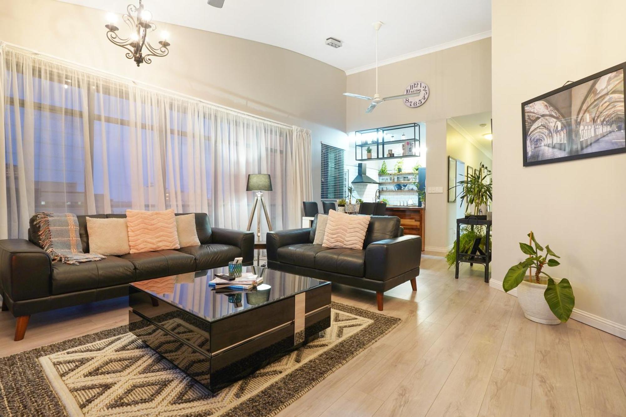 Retreat Floor Harbour Views Pool & Gym Apartment *